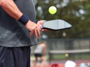 Carbon fiber vs graphite pickleball paddles